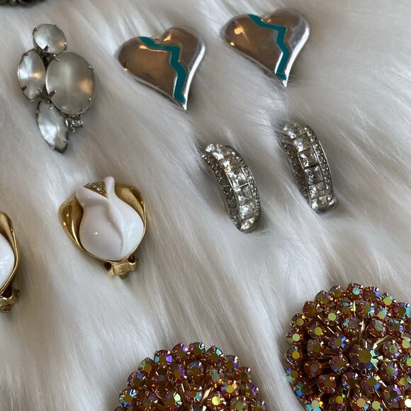 LARGE LOT VINTAGE EARRINGS (FURSTENBERG, TRIFARI, KJL, LEE, KRAMER, ROBERT) - Picture 11 of 16